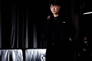 今日迎战勇士！三大中锋全部回归 杨瀚森背着小粉包到场！