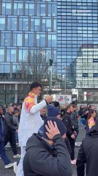 这身高太显眼了！昨天姚明在米兰城传递冬奥火炬