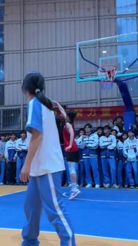 篮球场上的风景线：又美又飒的瑜伽裤女孩！🏀✨