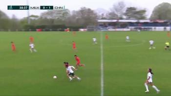 十人中国U16女足1-1遭扳平！墨西哥女足禁区内抢点破门！